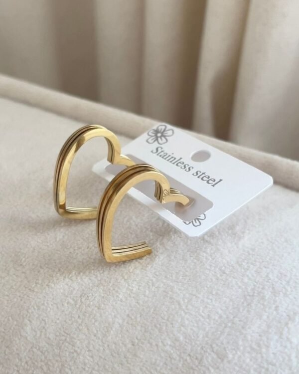 Alternative view of Çelik Yarım Kalp Küpe