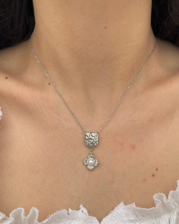 Alternative view of Çelik Kare Detaylı İncili Çiçek Kolye 42+6cm