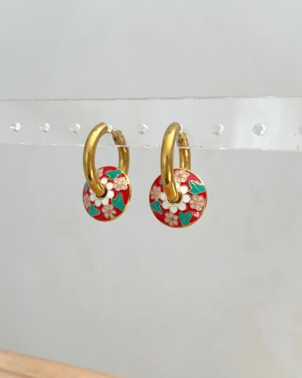 Çelik Kırmızı Çiçek Detaylı Küpe