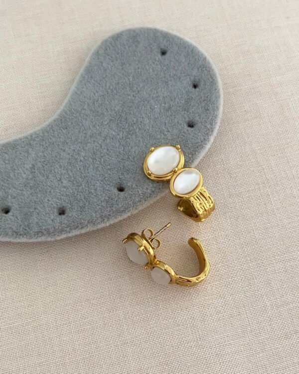 Alternative view of Xuping Sedef Detaylı Küpe