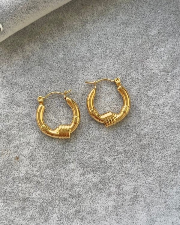 Çelik Ortası Çizgili Küpe Minimal