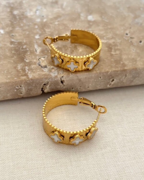 Çelik Yonca Detaylı Orta Boy Küpe