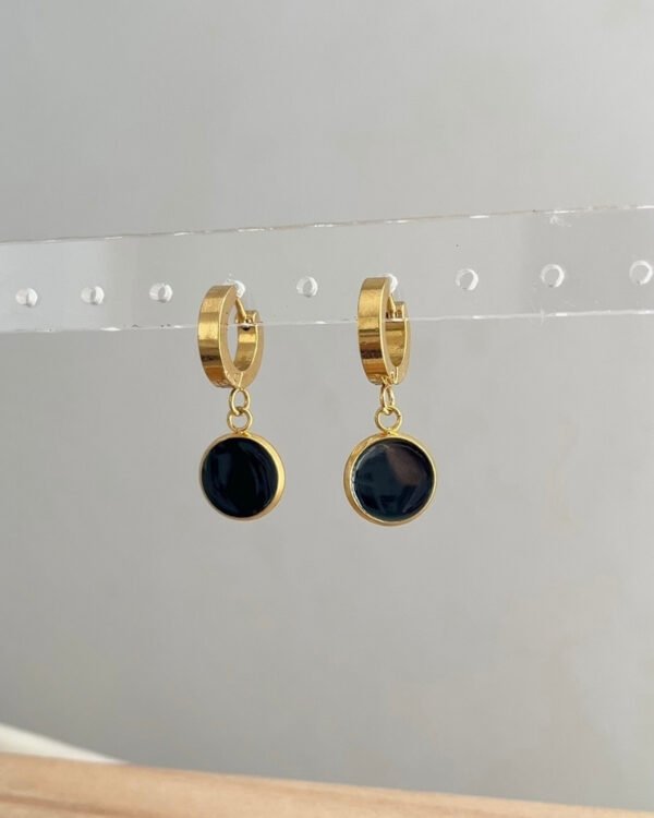 Çelik Yuvarlak Siyah Detaylı Küpe