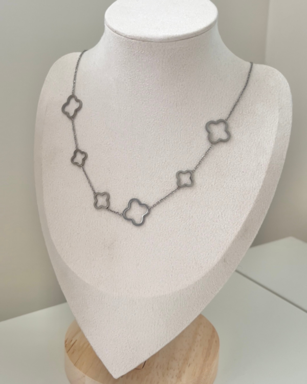 Çelik Gümüş Renk Yonca Kolye 40+5cm