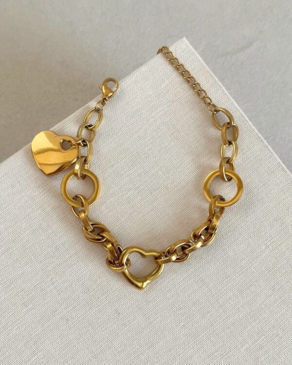 Çelik Halka Detaylı Kalpli Bileklik